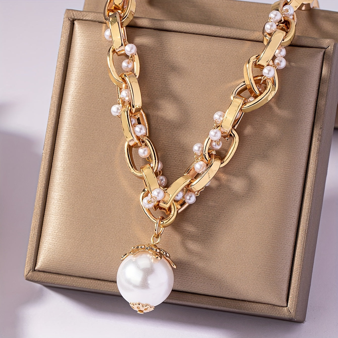 Elegant Faux Pearl Pendant Necklace